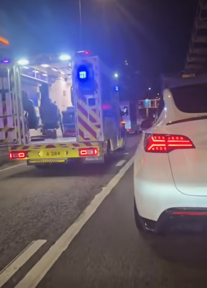 救護車到場。fb「車cam L(香港群組)」 救護車到場。fb「車cam L(香港群組)」