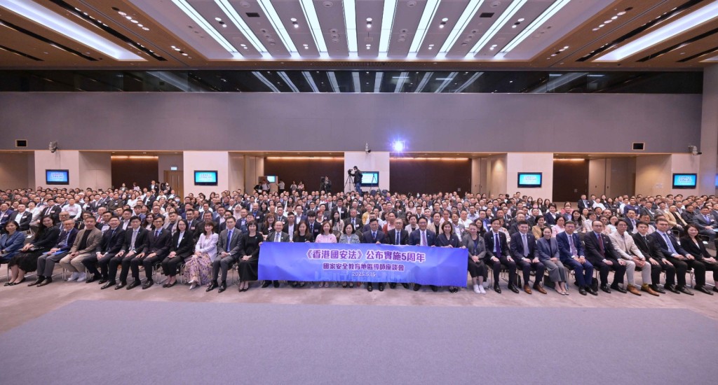 香港國安法》公布實施5周年國家安全教育地區導師座談會於五月十五日舉行。圖示(前排位置左十三起)民政事務總署署長杜潔麗、民政及青年事務局(民青局)常任秘書長林雪麗、民青局局長麥美娟、律政司副司長張國鈞博士、保安局副局長卓孝業、民青局副局長梁宏正,與地區導師在座談會合照。 香港國安法》公布實施5周年國家安全教育地區導師座談會於五月十五日舉行。圖示(前排位置左十三起)民政事務總署署長杜潔麗、民政及青年事務局(民青局)常任秘書長林雪麗、民青局局長麥美娟、律政司副司長張國鈞博士、保安局副局長卓孝業、民青局副局長梁宏正,與地區導師在座談會合照。