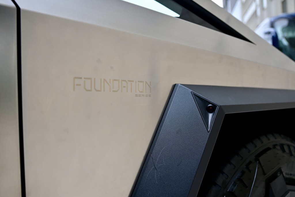 Tesla Cybertruck示範車為首批Foundation Series限定版，包裝較精美豪華。