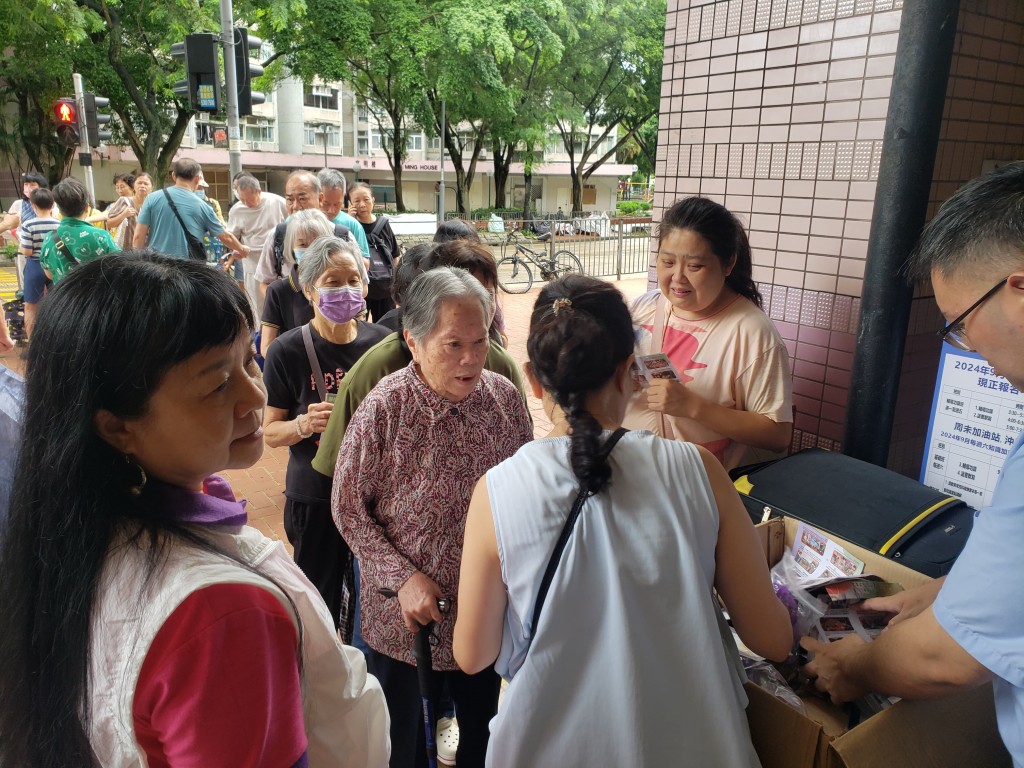 一眾義工到粉嶺派月餅給街坊。