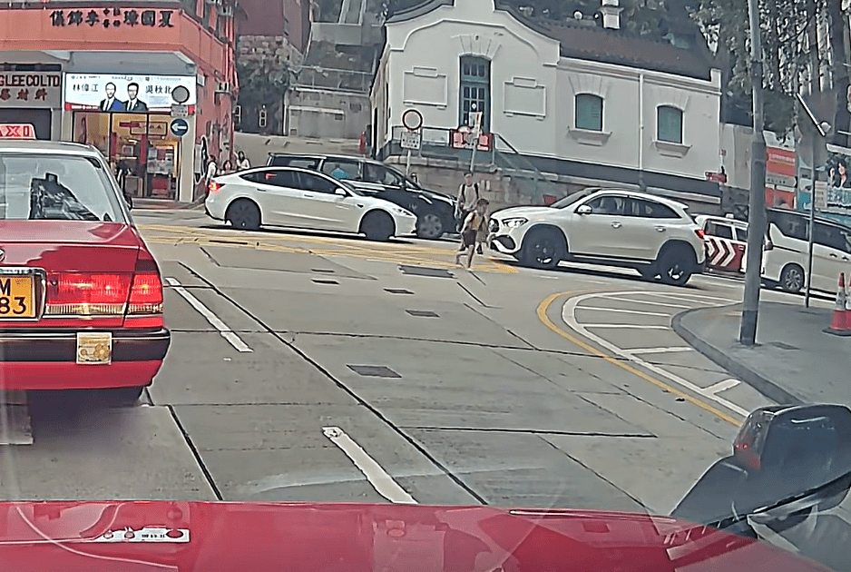 男童手挽鞋子走上行人路。fb：車cam L（香港群組）