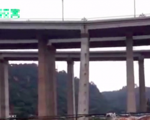 其中一條橋墩柱出現傾斜情況。網圖