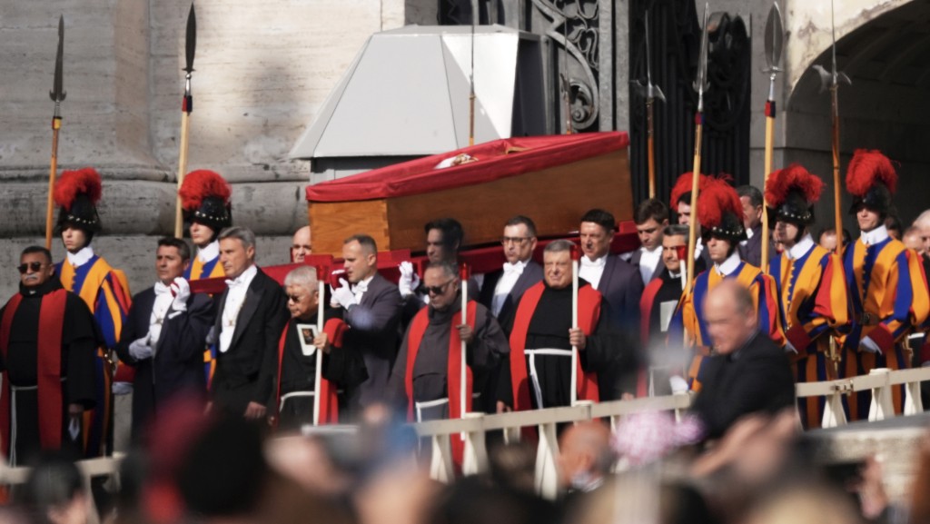 教宗方济各灵柩经圣伯多禄广场移入圣伯多禄大殿。 美联社 教宗方济各灵柩经圣伯多禄广场移入圣伯多禄大殿。 美联社