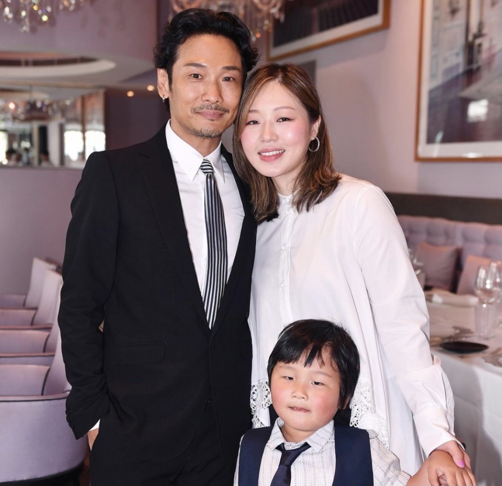 一家三口經常晒天倫樂。