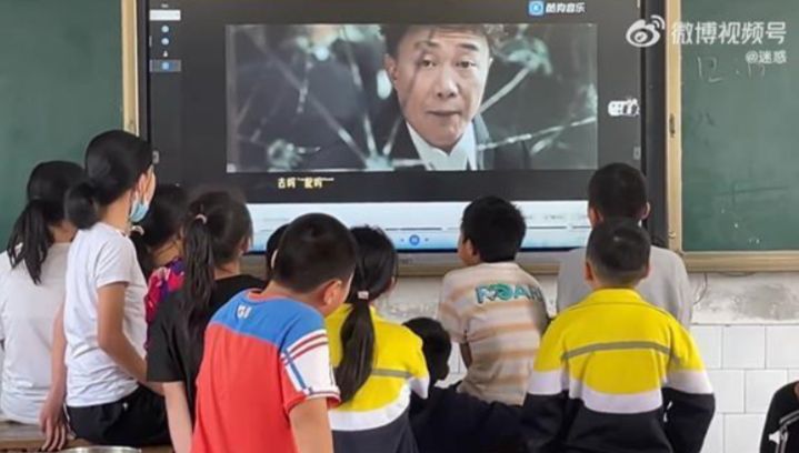 內地小學生在課室內睇《孤勇者》MV。