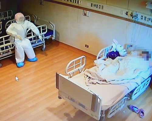 吹氣公仔如真人高被放在婆婆的病房內。fb