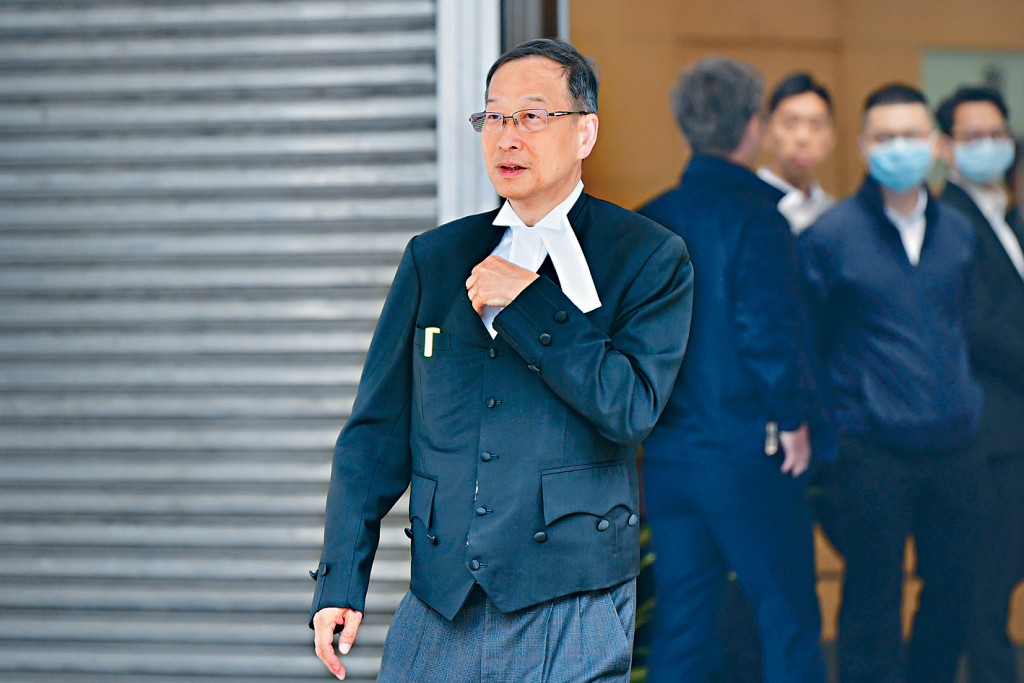 律政司代表資深大律師余若海，稱《願榮光》等32首相關歌曲違反《香港國安法》。