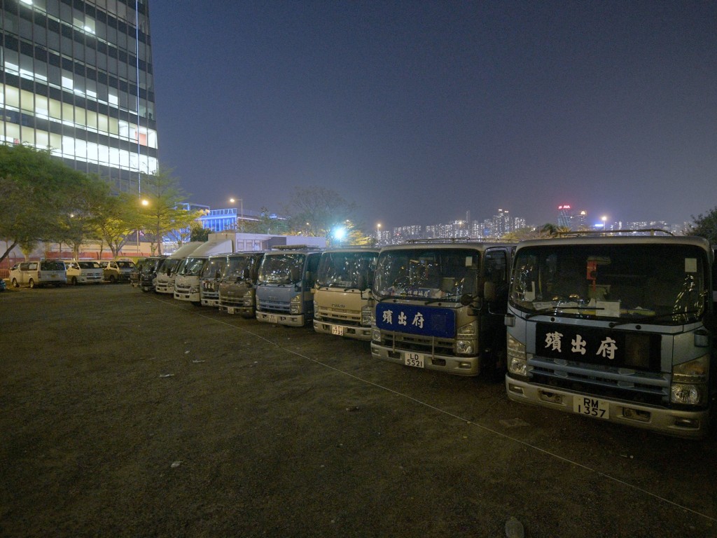 建灣街用地現泊滿靈車。陳浩元攝