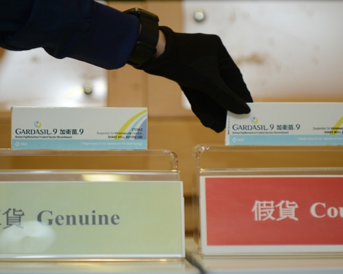 海關與衞生署早前進行聯合突擊行動，檢獲冒牌疫苗。 資料圖片