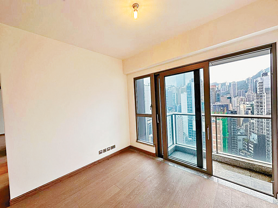 My Central 29樓E室，開價1980萬元，較銀行估價2500萬低20.8%。