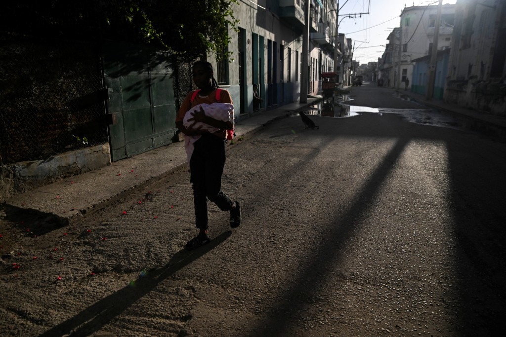 美國對古巴實施石油封鎖，令國家經濟壓力加劇，並出現能源危機。路透社