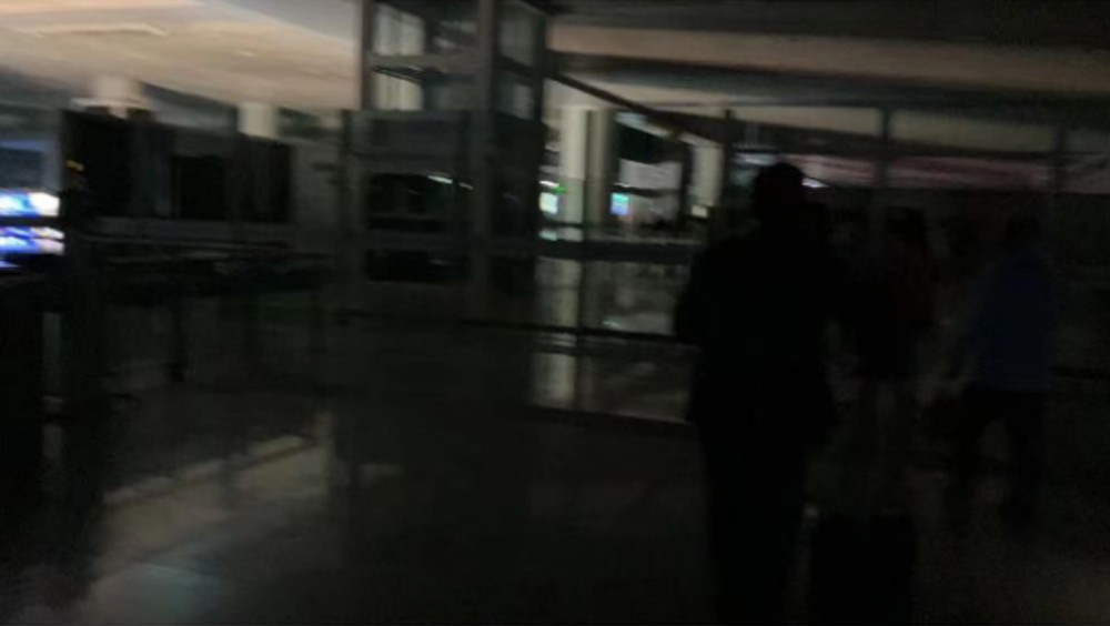 杭州火車東站停電,候車大堂一片漆黑。網圖