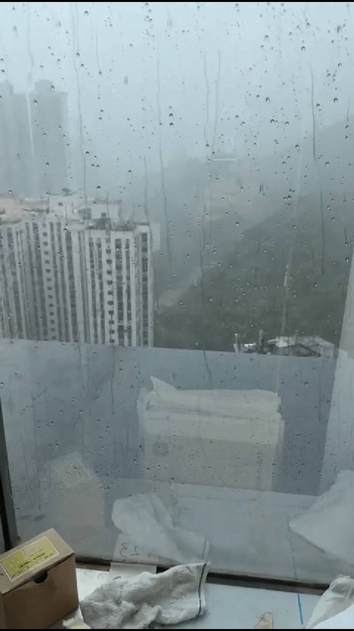 暴雨驟至窗外一片朦朧 暴雨驟至窗外一片朦朧