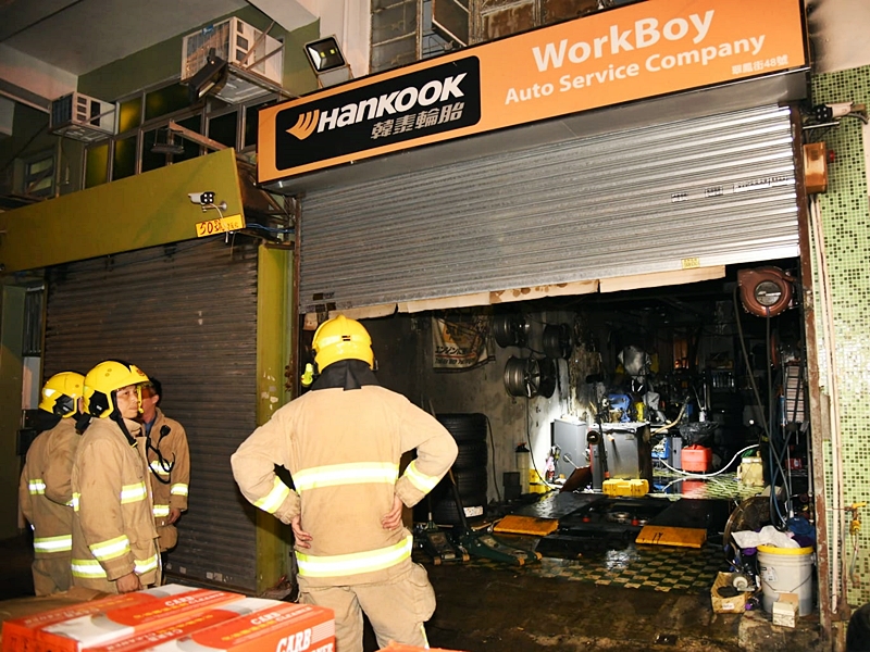 慈雲山翠鳳街48號地下一間已打烊的車房突然冒煙起火。