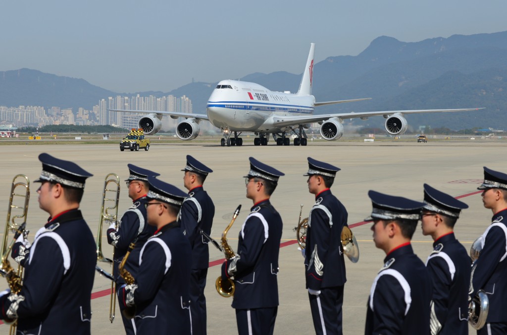 習近平抵達韓國出席亞太經合組織第三十二次領導人非正式會議並對韓國進行國事訪問。 新華社
