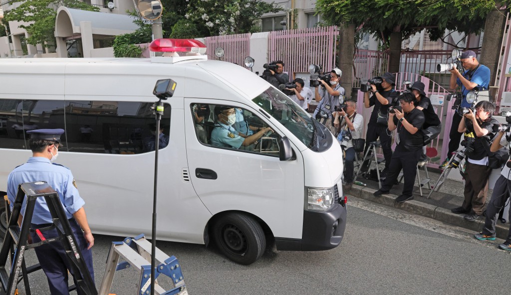 谷本將志從兵庫縣葺合警察署移送檢方,大批記者追訪。 法新社 谷本將志從兵庫縣葺合警察署移送檢方,大批記者追訪。 法新社
