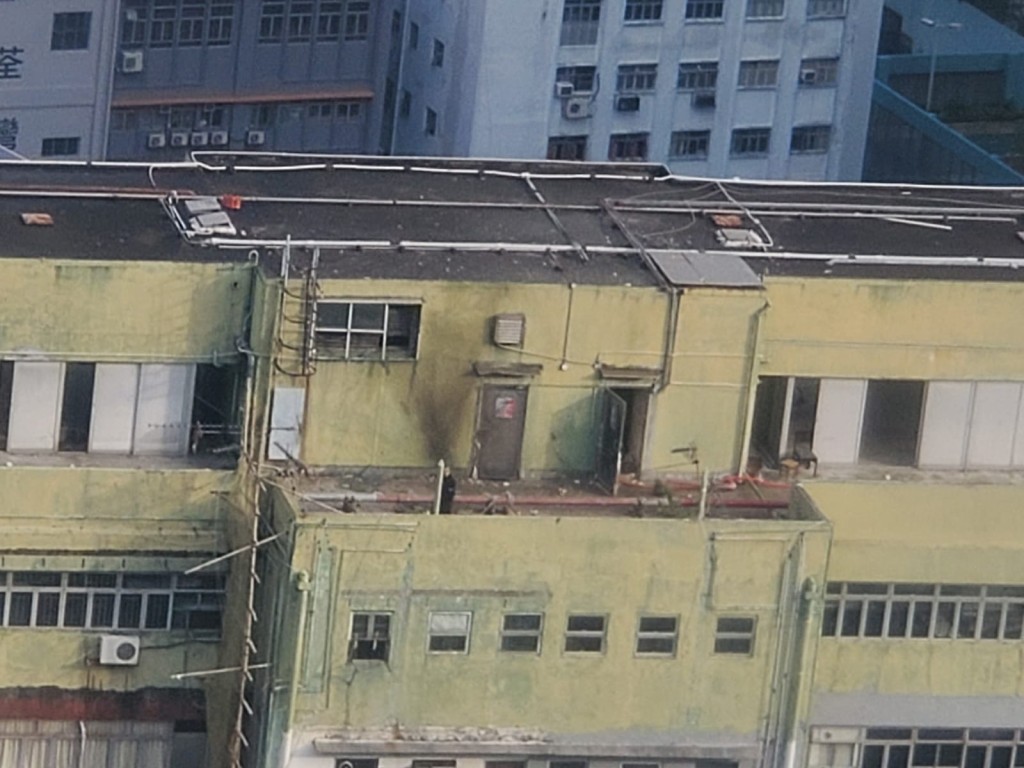 警方在天台引爆懷疑爆炸品後，天台牆壁被熏黑。
