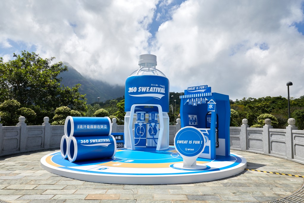 昂坪巿集将会动感变身为360 Sweatival运动祭现场,设有多个以宝矿力水特为创作灵感的大型日系打卡及场景装置。 昂坪巿集将会动感变身为360 Sweatival运动祭现场,设有多个以宝矿力水特为创作灵感的大型日系打卡及场景装置。