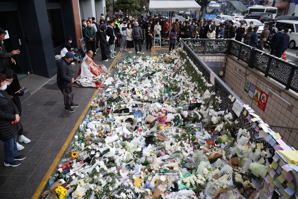 哀悼者在首尔举行的悼念活动献上花卉致敬。路透