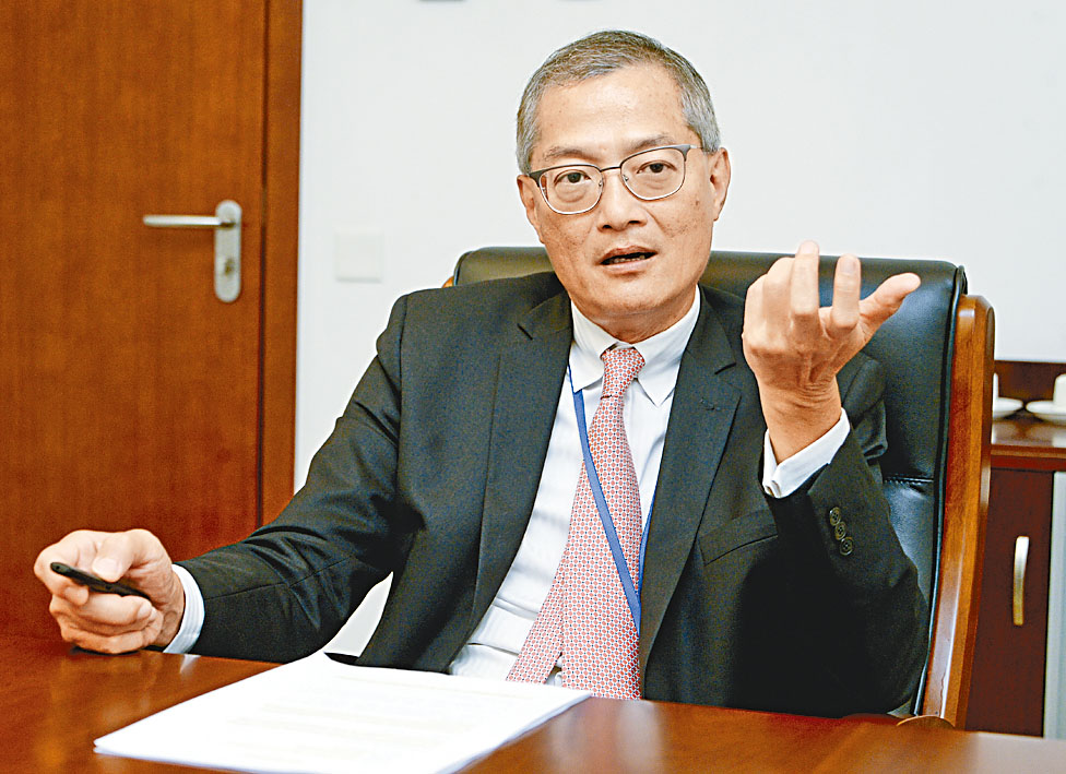 醫務衞生局局長盧寵茂表示，減低社區感染是通關的關鍵。
