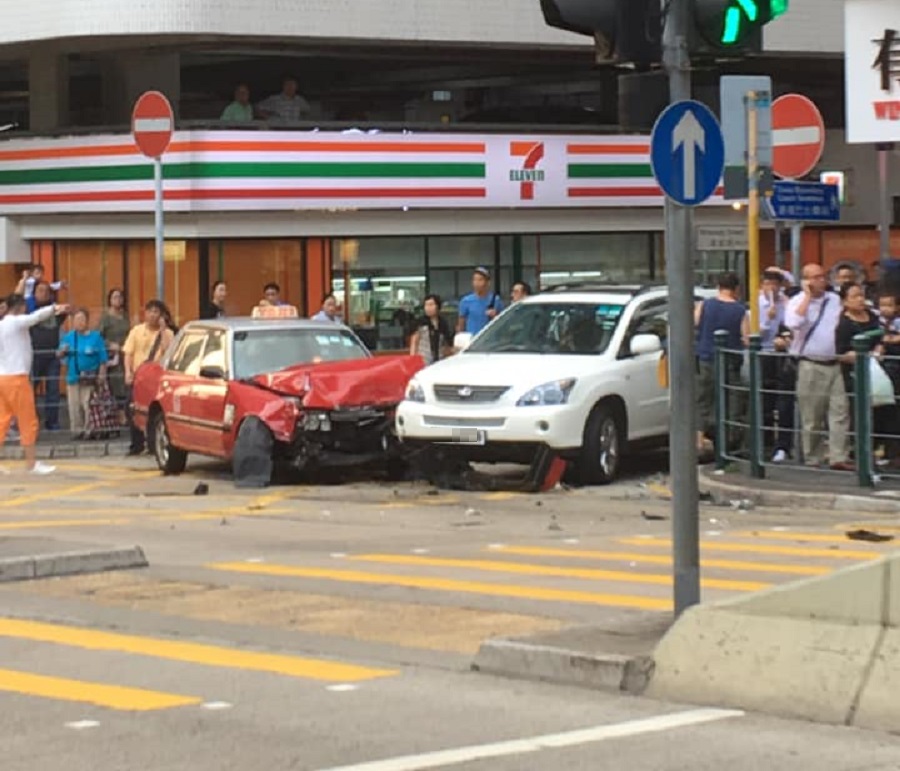 柯士甸道的士撞私家车。突发事故报料区‎Reagan Chan‎ 图片