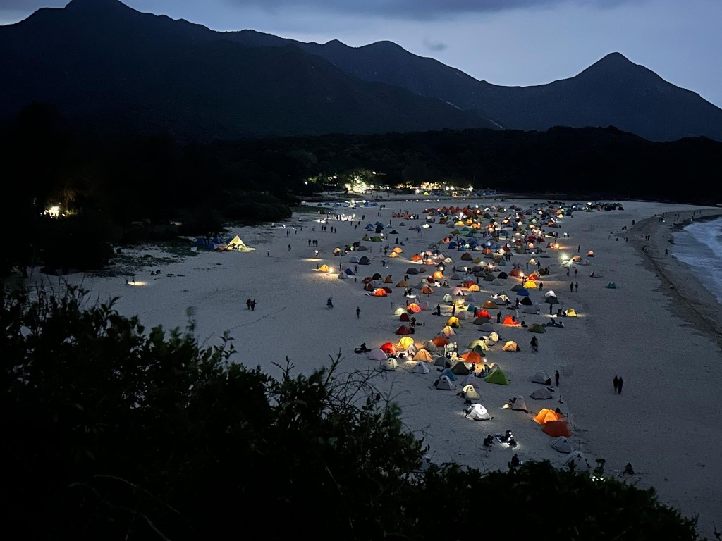 漁護署估計西灣、鹹田灣及浪茄營地合共有1100帳篷過夜。漁護署fb圖片