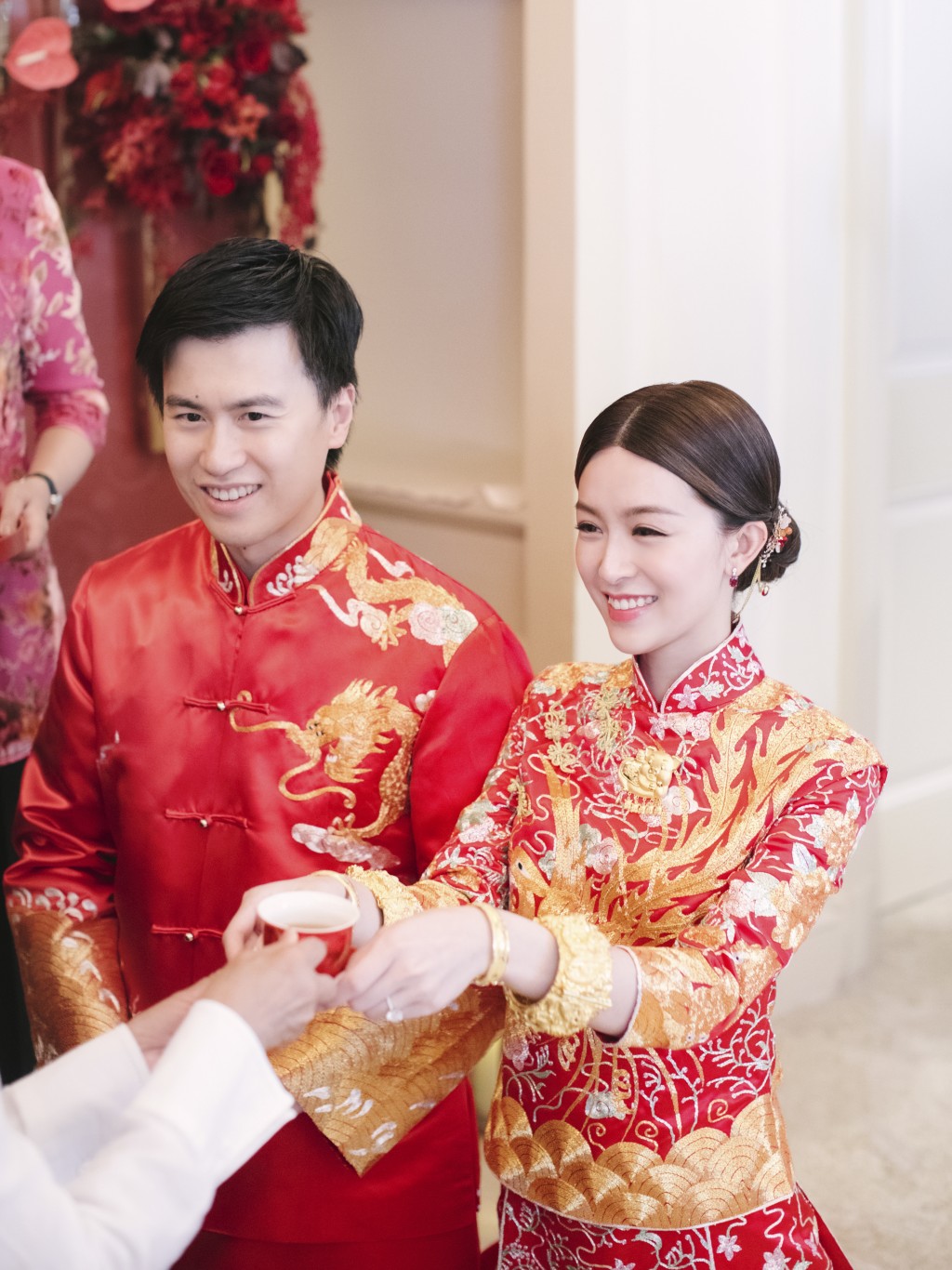 二人早上亦依照传统进行中式婚嫁仪式，Janice Man穿上特别订制中式裙褂，配衬Tiffany & Co高级珠宝系列，以及价值近300万元的红宝石耳环。