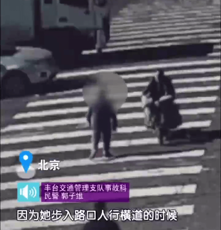闭路电视显示,老人过马路时步行比较缓慢。 闭路电视显示,老人过马路时步行比较缓慢。