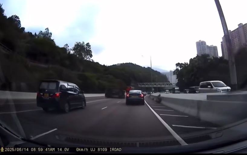 客貨車翻側後橫亘路中。fb馬路的事 (即時交通資訊台)影片截圖