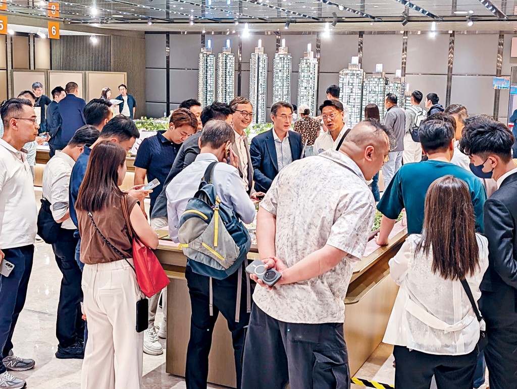 西沙SIERRA SEA展銷廳現參觀人潮，首日即錄逾2600個認購登記。