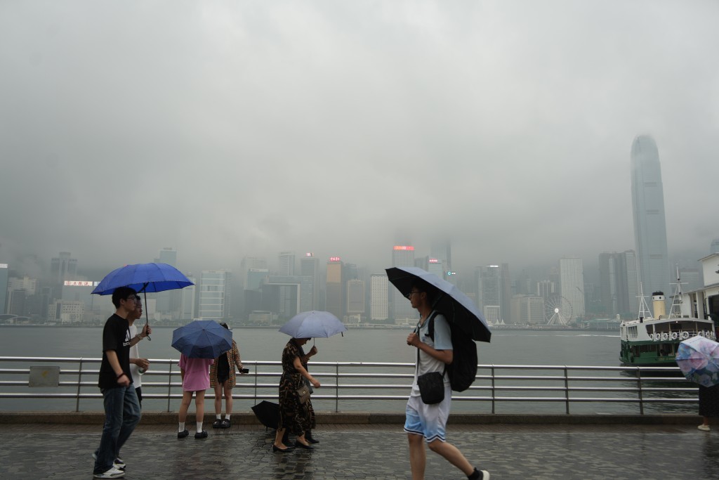 麥德姆即將進入本港800公里範圍。資料圖片