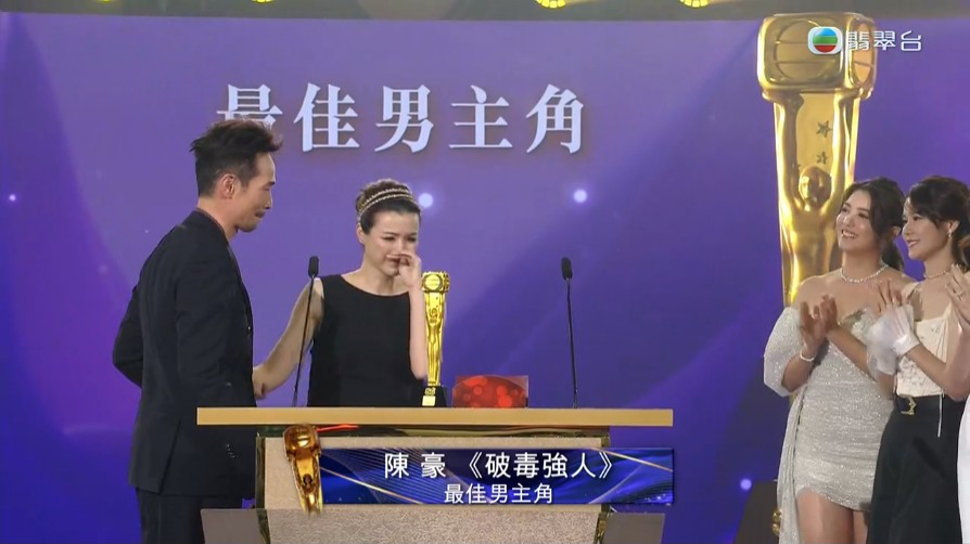 太太陈茵媺颁奖给老公。