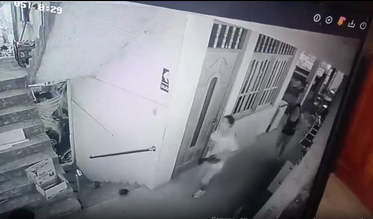 秘魯有女子擁抱男友時，衝力過猛，齊齊跌落街致1死1重傷。X