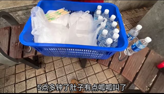 失业深圳男YouTuber真实记绿在深圳搵工艰难，唯有食人仔5元两餸饭