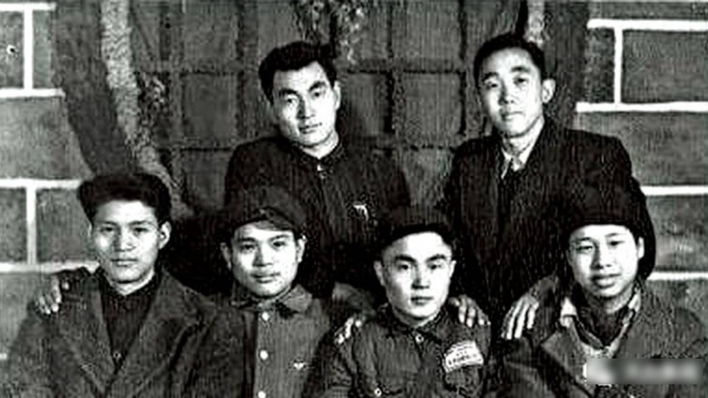 清華大學年代的郭道暉（前左一）和朱鎔基（後左一）。