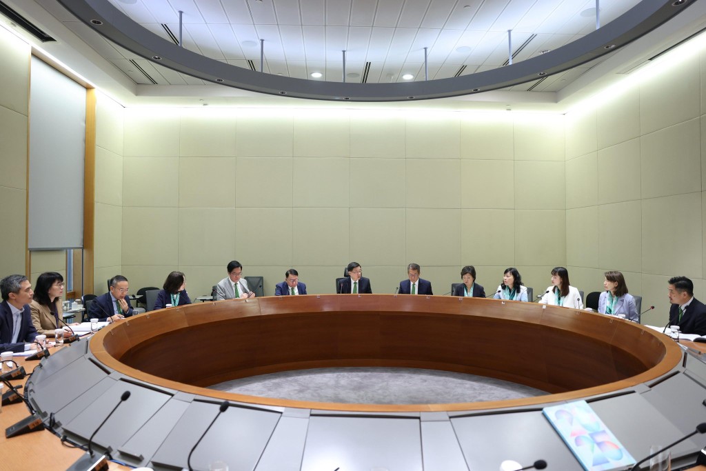 委員會下設三個工作組，分別是由財政司司長任組長的「發展及營運模式設計組」、由政務司司長任組長的「大學城籌劃及建設組」 ，以及 由財政司副司長任組長的「規劃及發展工作組」。李家超FB圖片