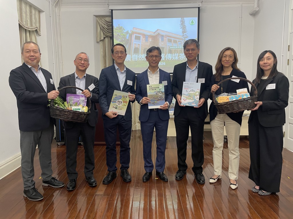 渔护署署长黎坚明(左四)昨日(19日)与传媒茶叙。