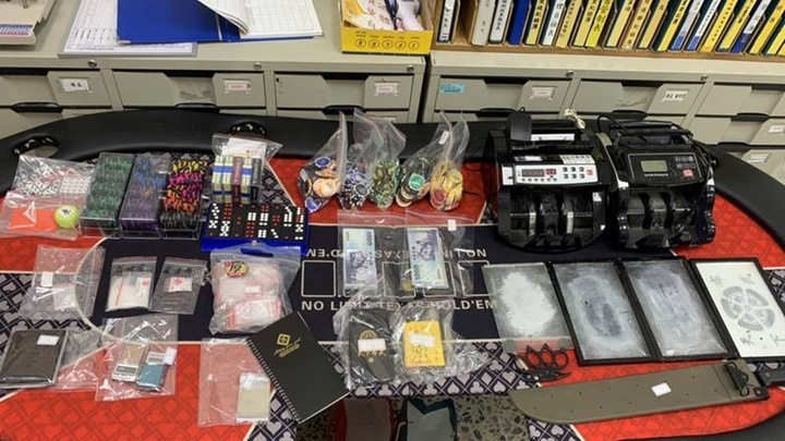 警方展示的賭款及毒品等物品。