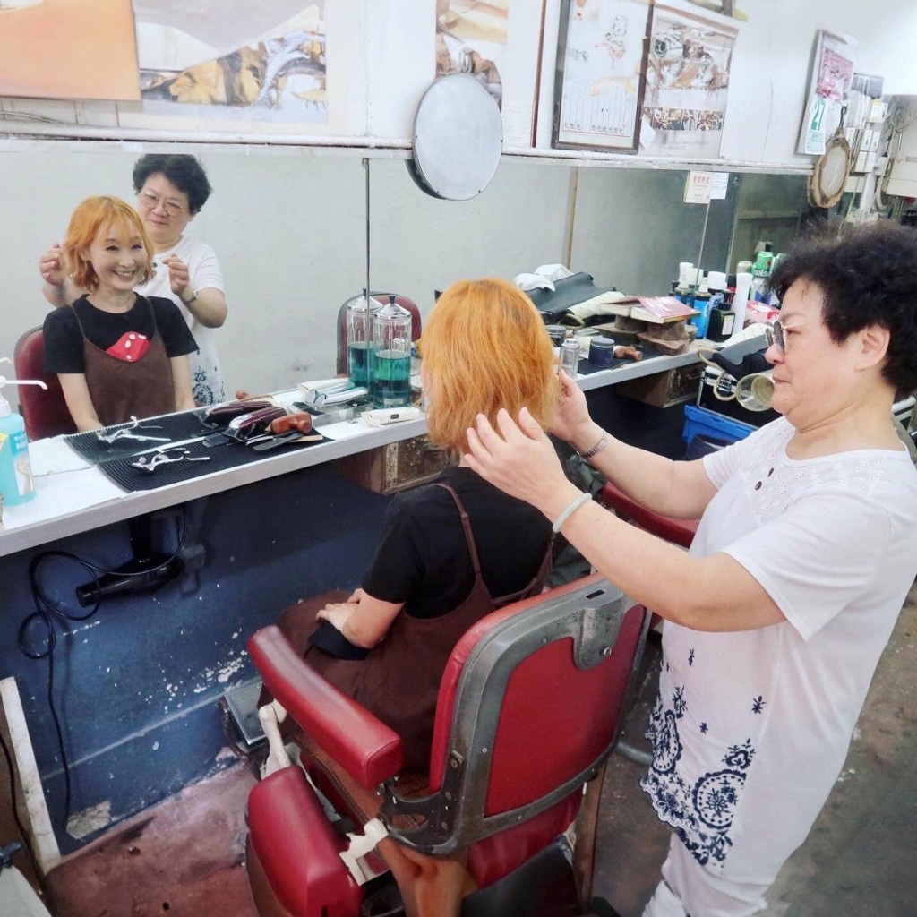 日本藝能主持理惠曾慕名到訪愛群理髮店，笑言要「吹個靚波波」。(理惠 Rie りえ facebook)