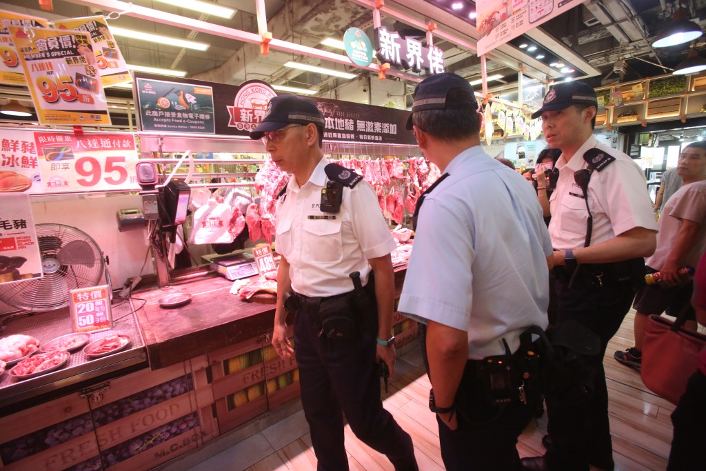 警方在商場街市調查。 警方在商場街市調查。