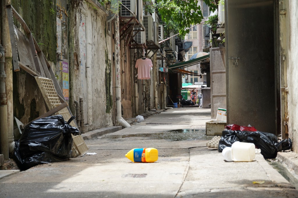 一街之隔的南京街后巷，仍摆放不少杂物及被弃置的垃圾。陈俊豪摄