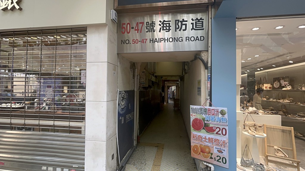 海防道發生塌鐵架意外。楊偉亨攝