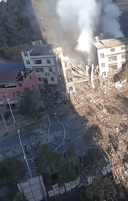 爆炸現場濃煙滾滾。新黃河