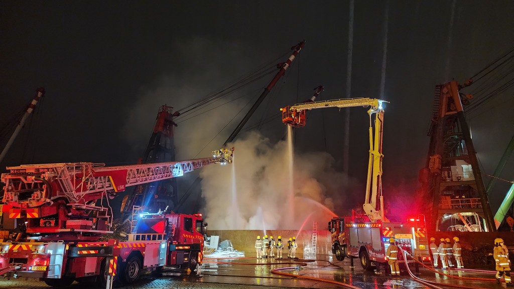 消防員在現場進行灌救。黎志偉攝 消防員在現場進行灌救。黎志偉攝