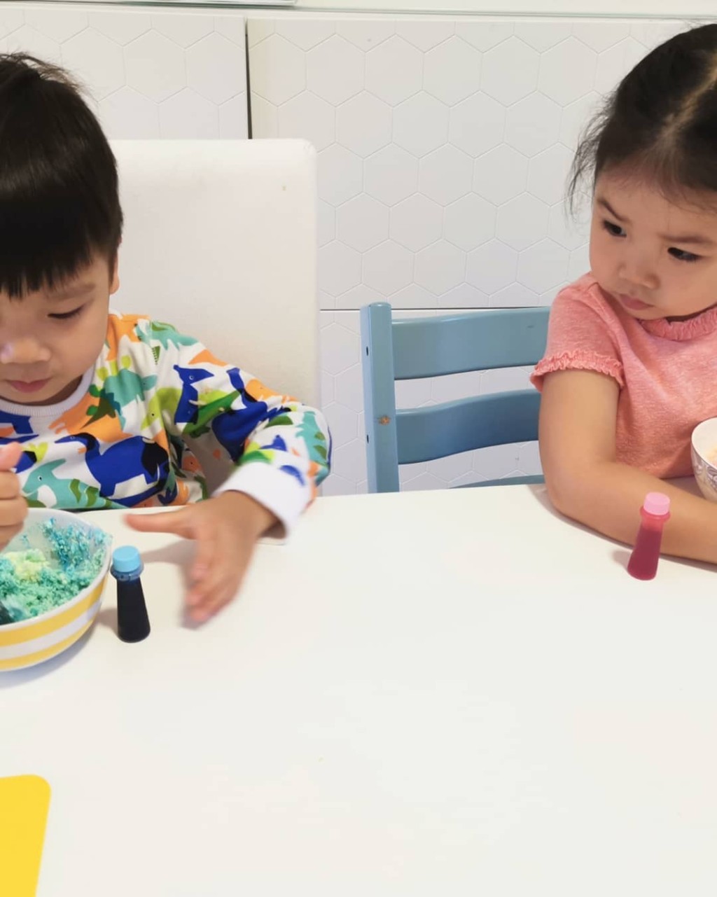 囝囝囡囡有份幫手整蛋糕。陳茵媺ig