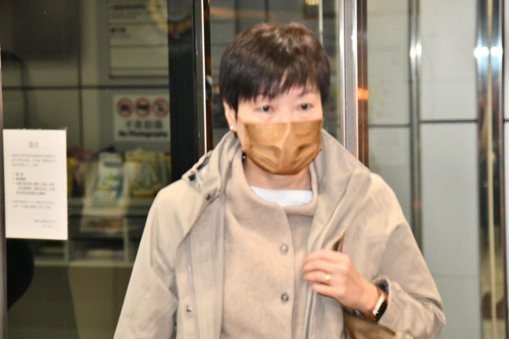 戴耀廷太太到马鞍山警署后离开。