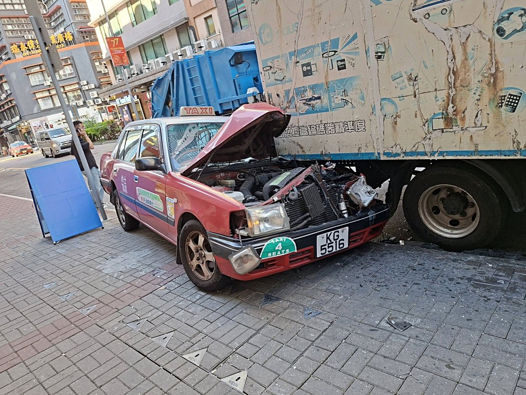 的士車頭嚴重損毀。網圖 的士車頭嚴重損毀。網圖