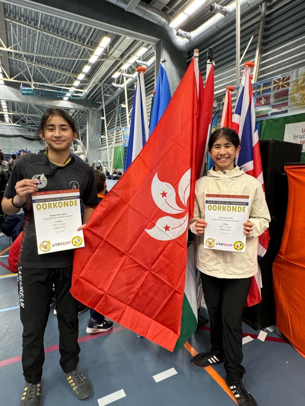 13岁的Nicole Shah(左)夺得银牌，11岁的Nala Shah拿到第4名。中国香港摔跤理事会图片