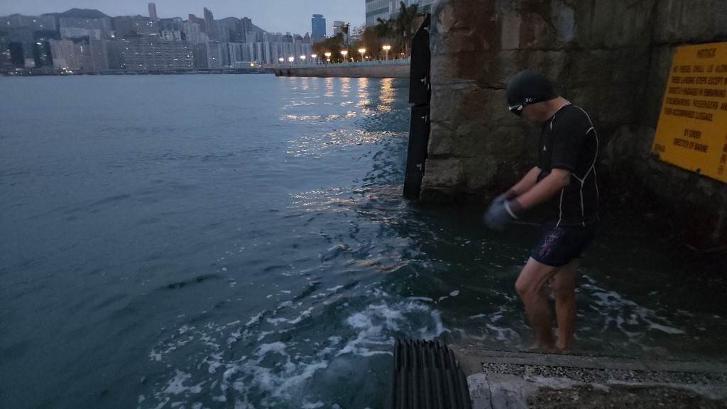 有市民毋懼寒冷天氣仍堅持游早泳。黎志偉攝