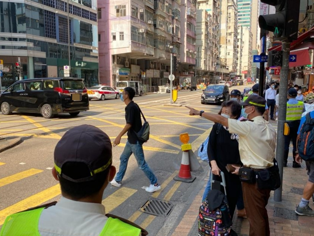 警方於港島區打擊行人違例過路。